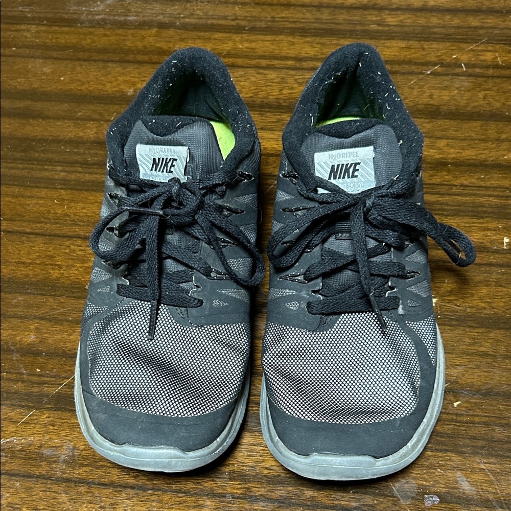 Women’s Nike barefoot ride black sneakers. Size 8